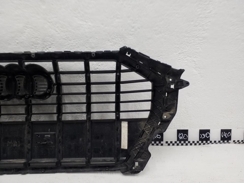 Решетка радиатора Audi Q3 2 черная