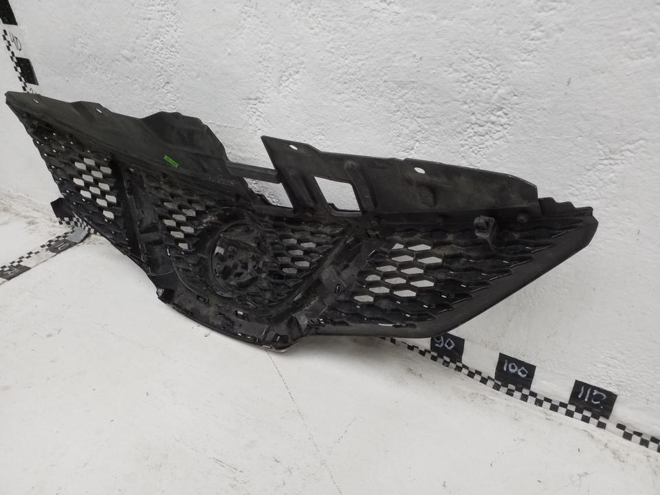 Решетка радиатора Nissan Qashqai 2