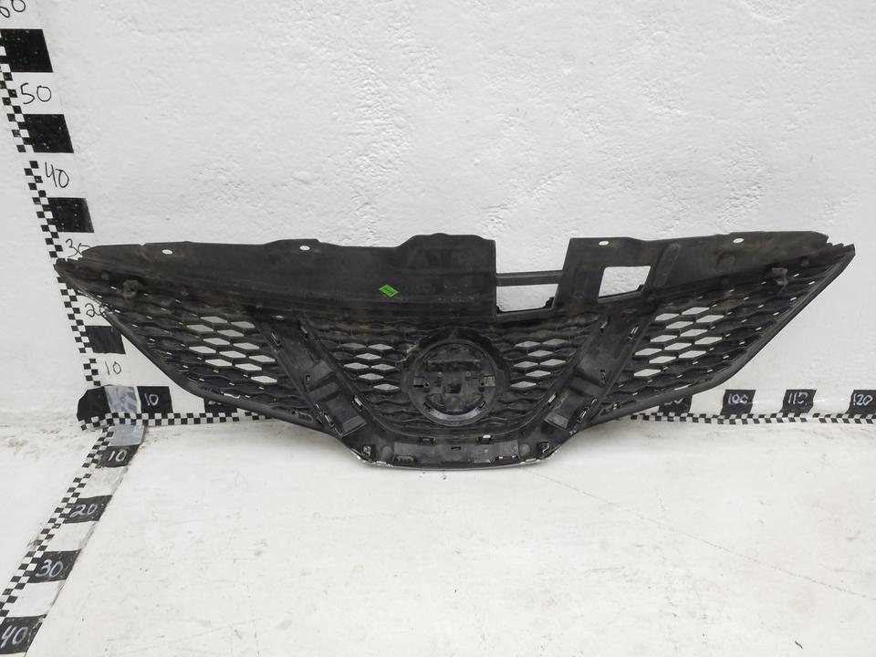 Решетка радиатора Nissan Qashqai 2
