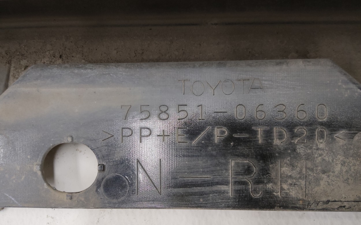 Накладка порога правого Toyota Camry V70