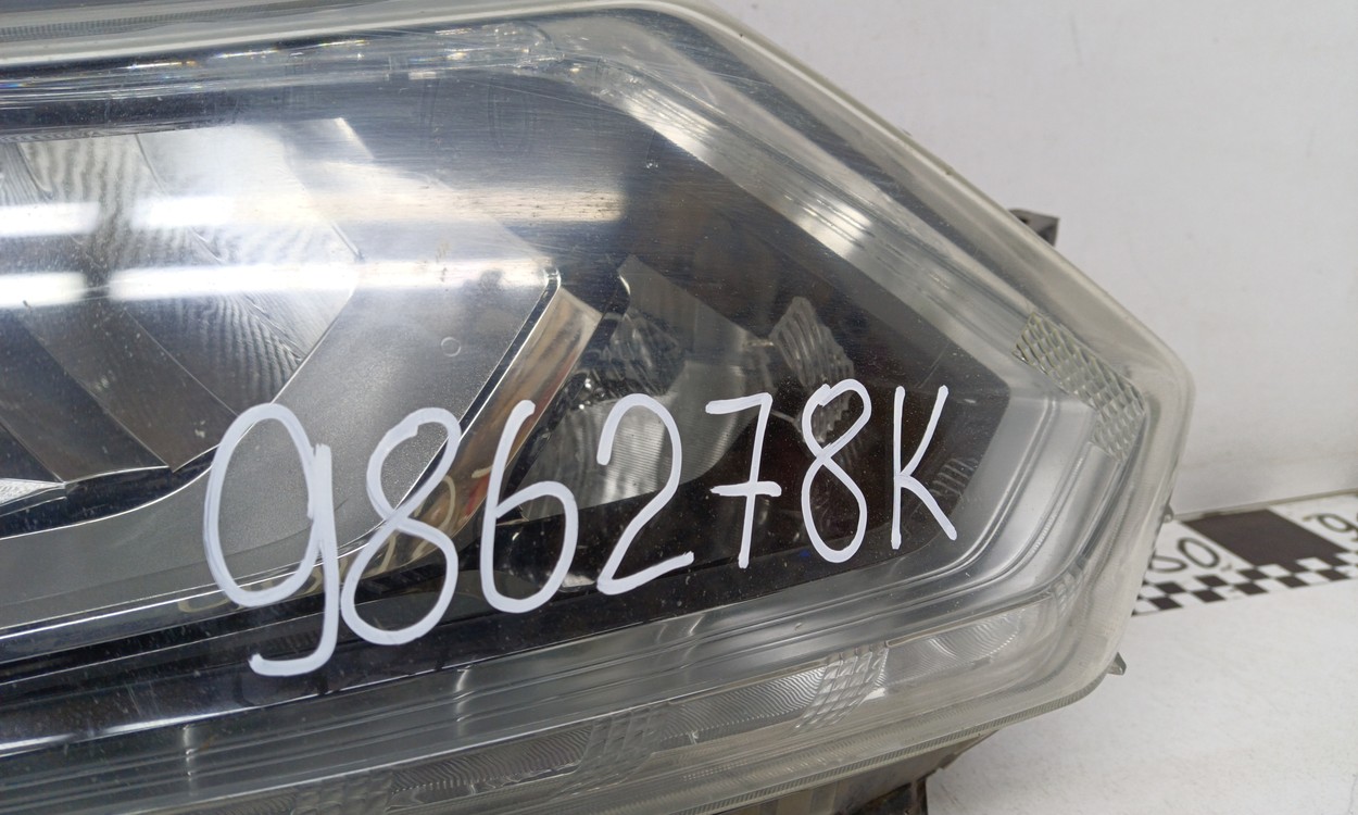 Фара передняя правая Nissan X-trail T32 LED