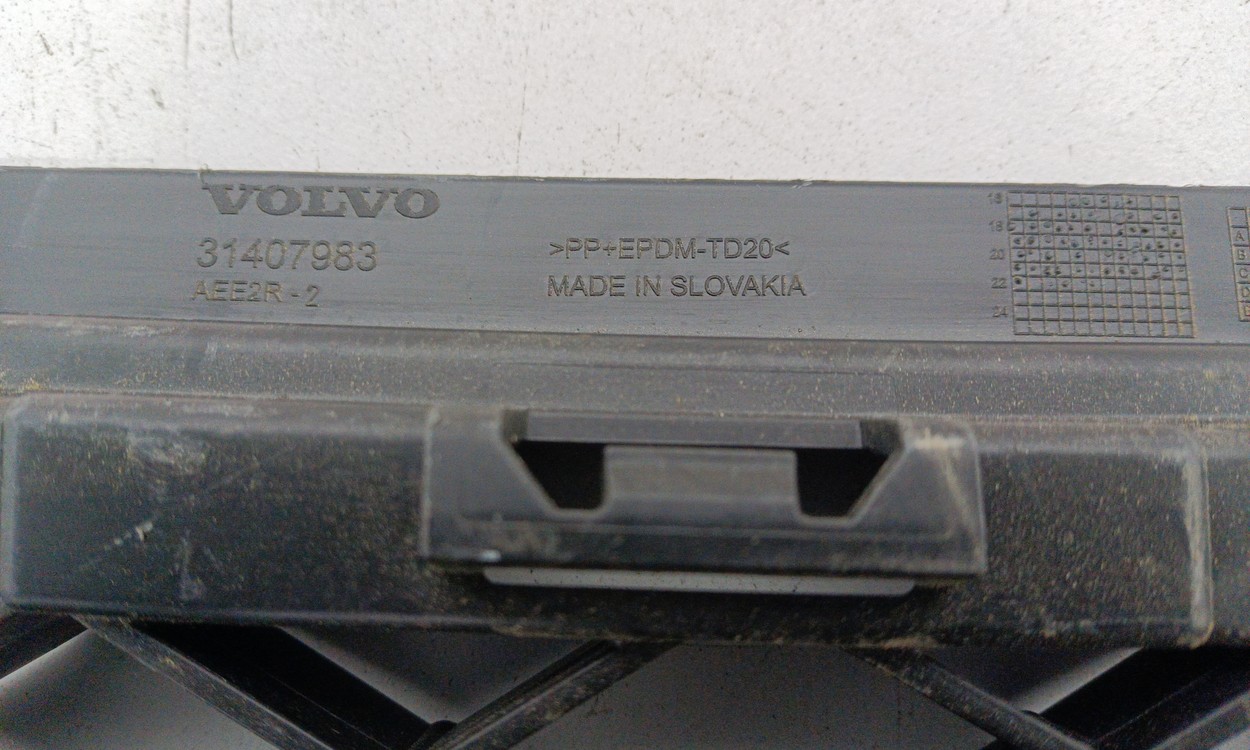 Кронштейн заднего бампера центральный Volvo XC60 2
