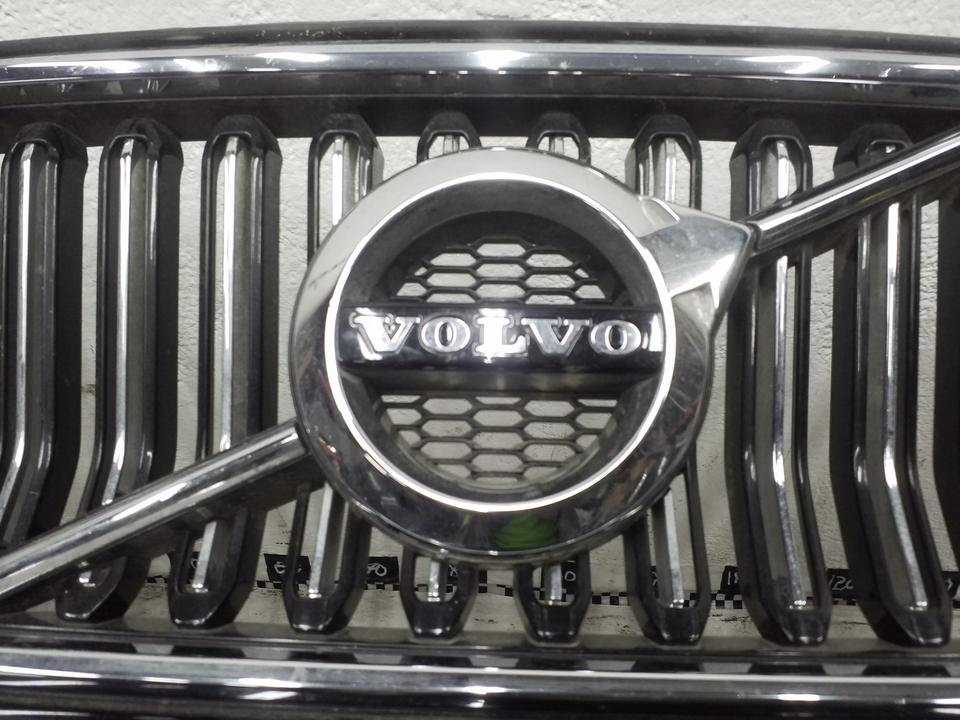 Бампер передний Volvo XC40