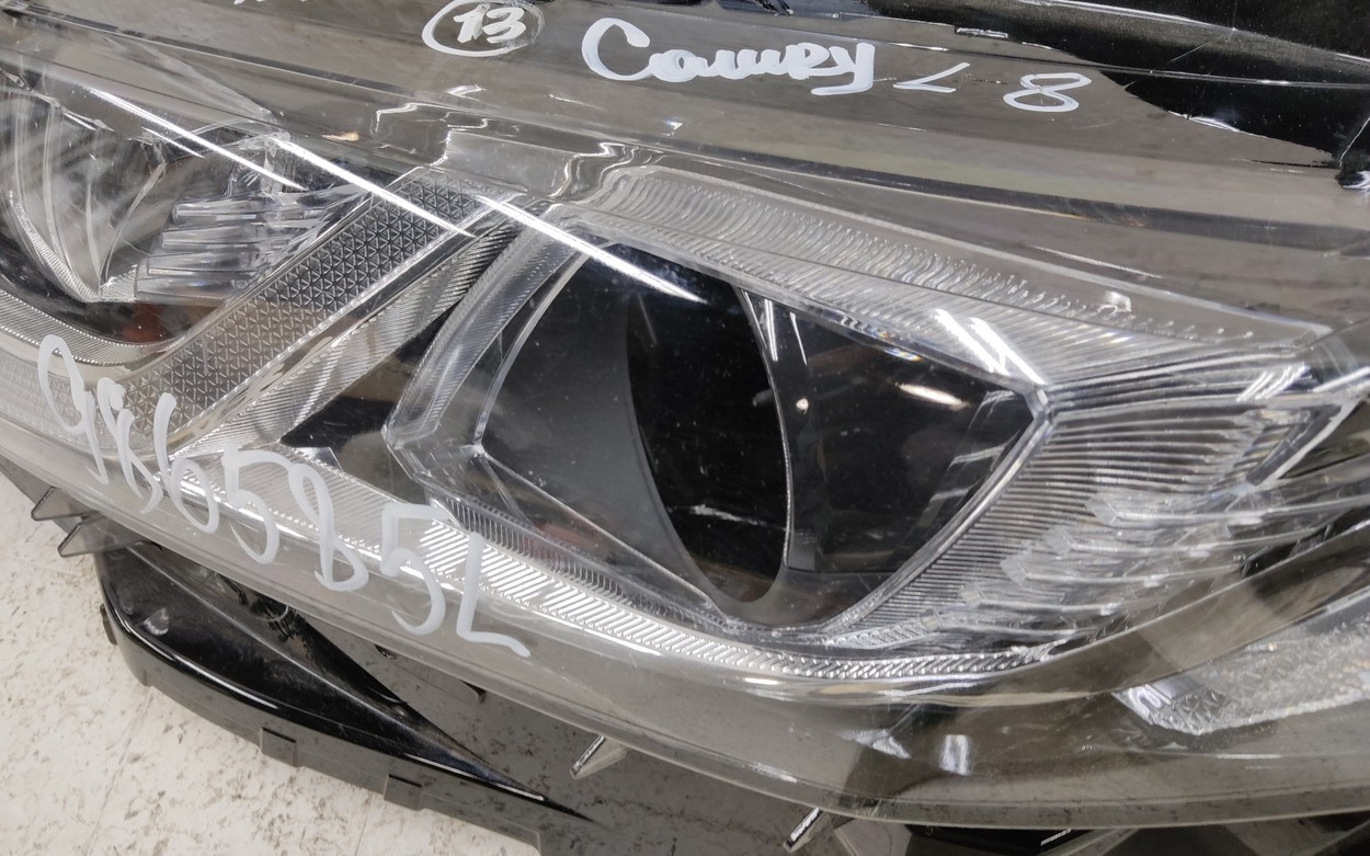 Фара передняя левая Toyota Camry V70 LED