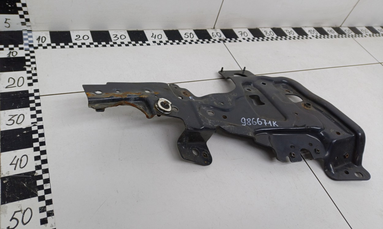 Кронштейн решётки радиатора левый Volvo FH 4