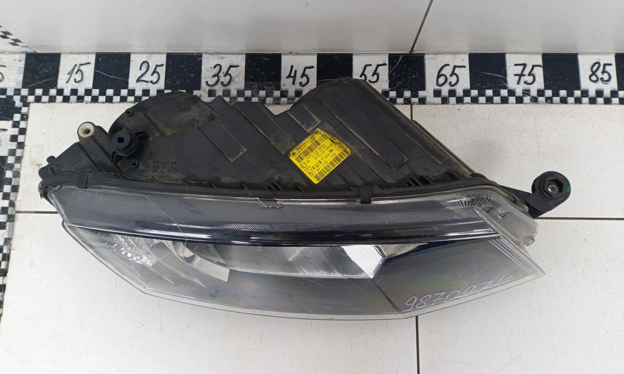 Фара передняя правая Skoda Octavia A7 галоген