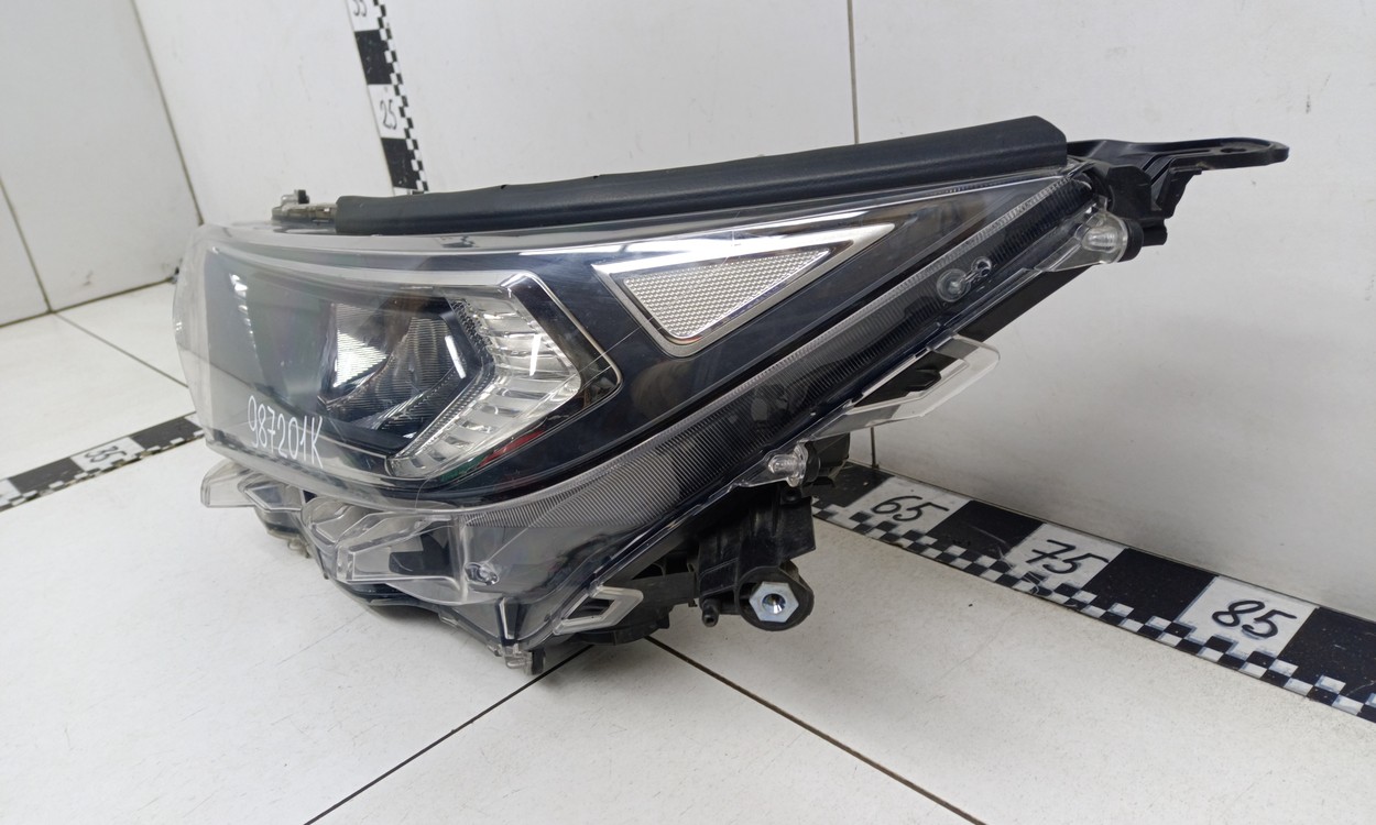 Фара передняя левая Toyota RAV4 XA50 LED