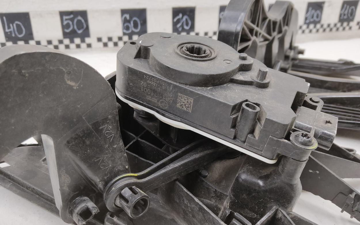 Моторчик жалюзи решётки радиатора BMW X7 G07