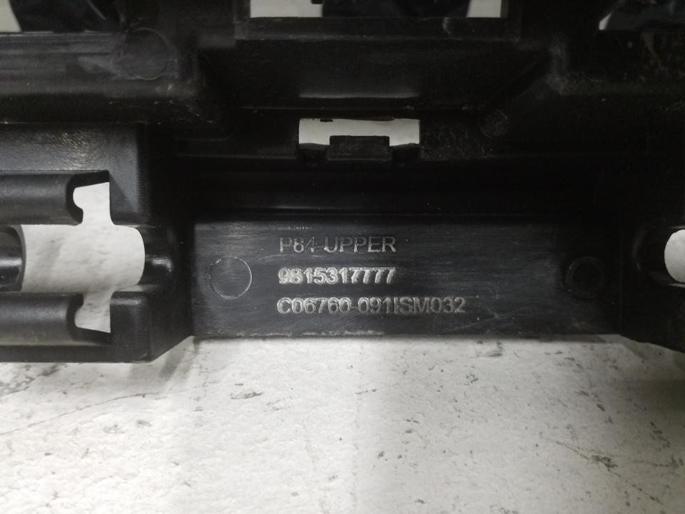 Кронштейн решетки радиатора Peugeot 3008 2