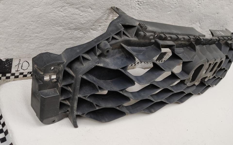 Кронштейн решетки радиатора Audi Q3 2