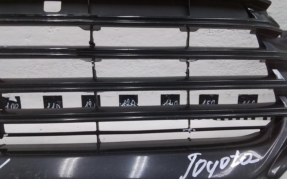 Решетка переднего бампера Toyota Camry V70 Restail