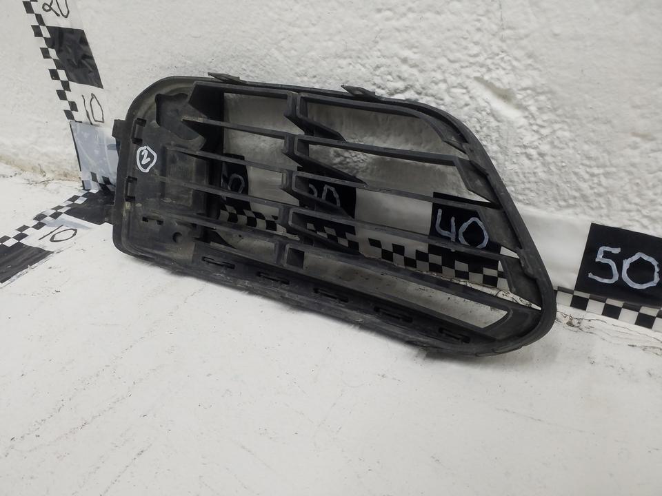Решетка переднего бампера правая BMW X1 F48