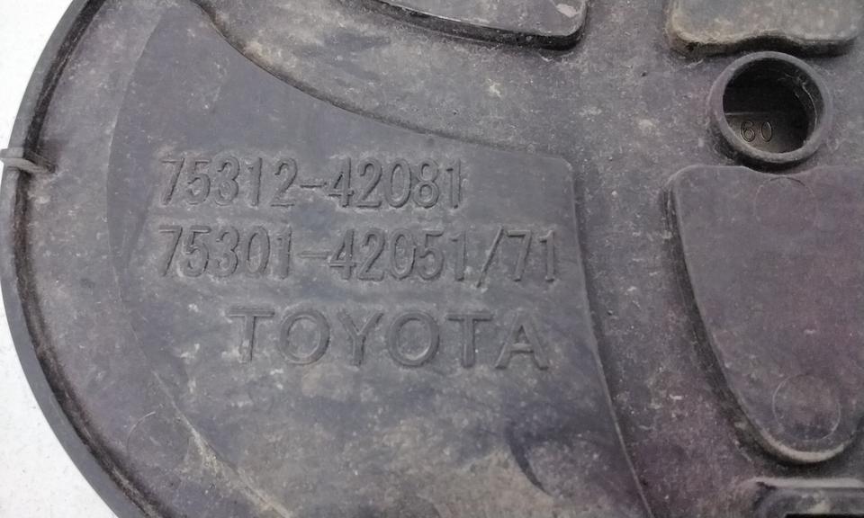 Эмблема решетки радиатора Toyota RAV4 XA50