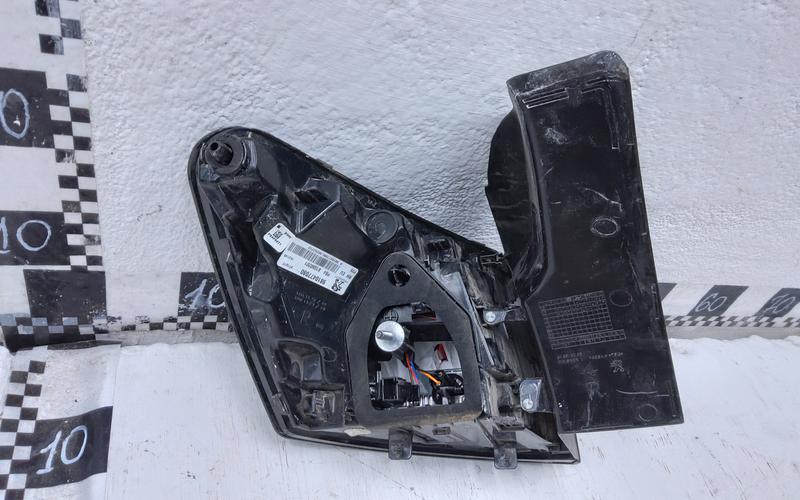 Фонарь задний правый наружный Peugeot 3008 2 LED