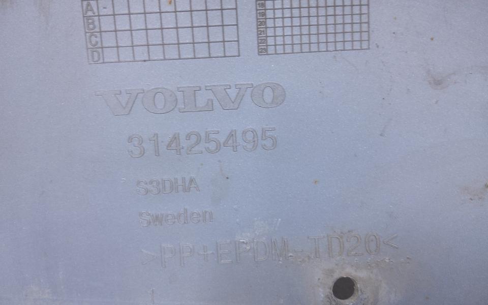 Накладка переднего бампера Volvo XC60 Restail