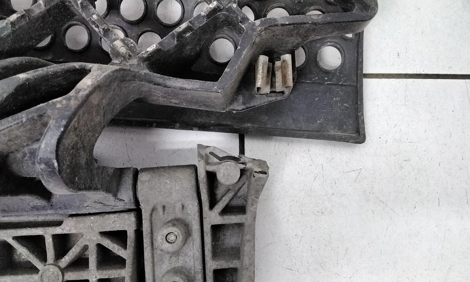 Кронштейн переднего бампера левый Mercedes Benz Actros 4