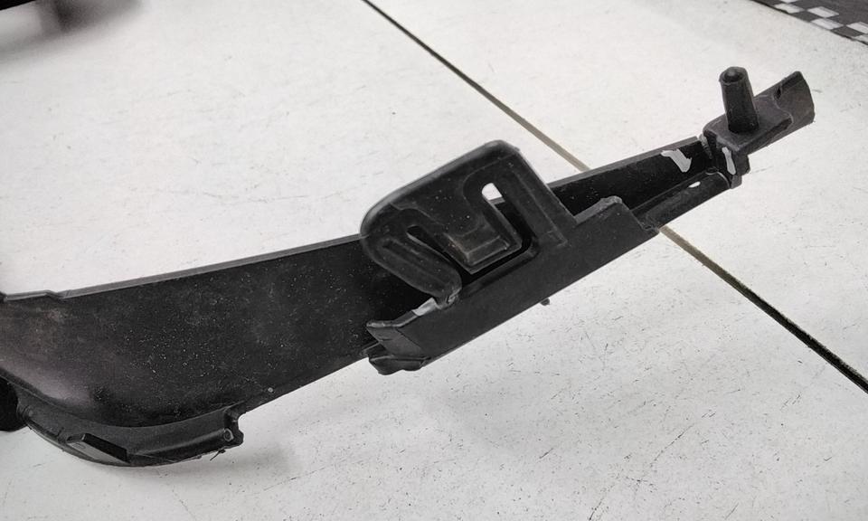 Рамка ПТФ передней правой Toyota Corolla E210