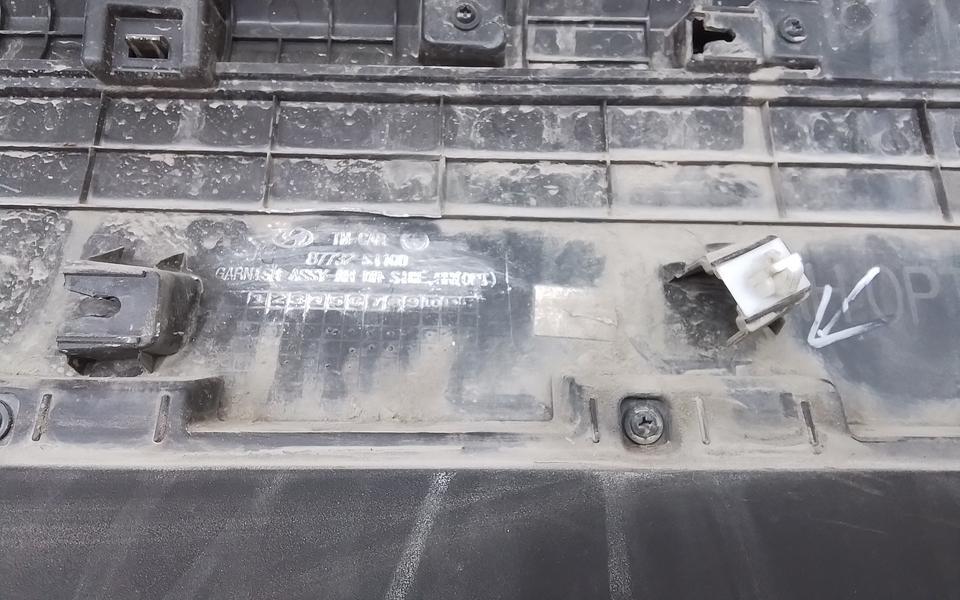 Накладка двери задней правой Hyundai Santa Fe 4 темный хром