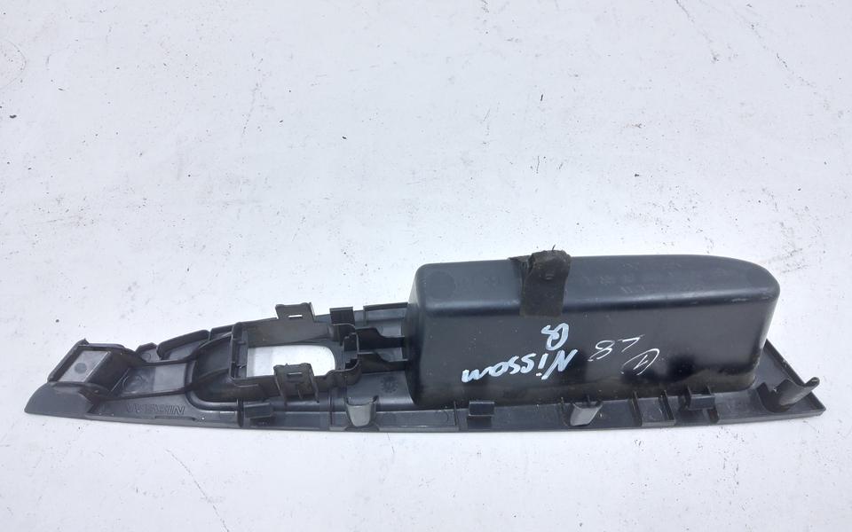 Накладка обшивки двери задней правой Nissan Qashqai 2