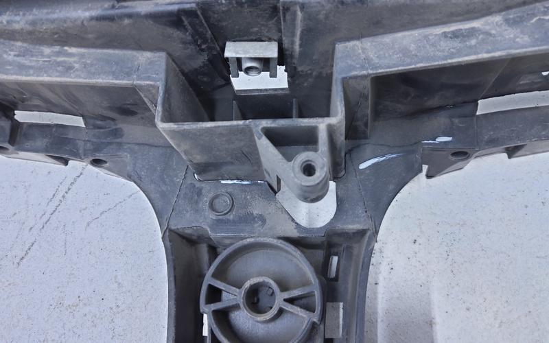 Кронштейн решетки радиатора BMW X3 G01
