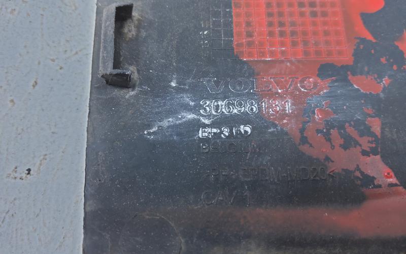 Заглушка буксировочного крюка переднего бампера Volvo XC90 1 Restail