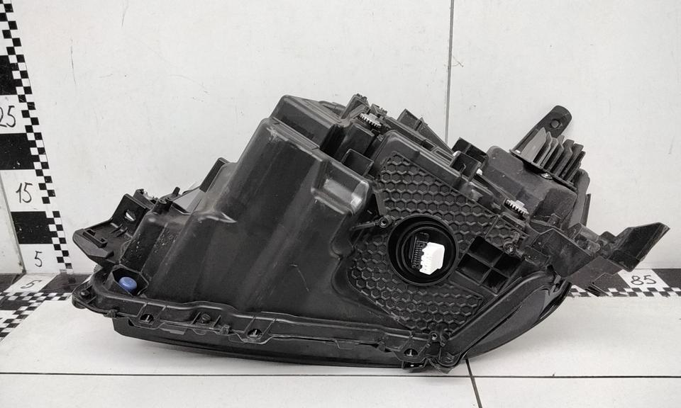 Фара передняя правая Toyota Land Cruiser 300 LED