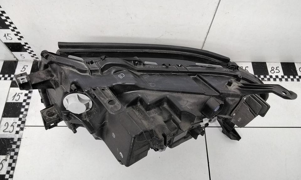 Фара передняя правая Toyota Land Cruiser 300 LED