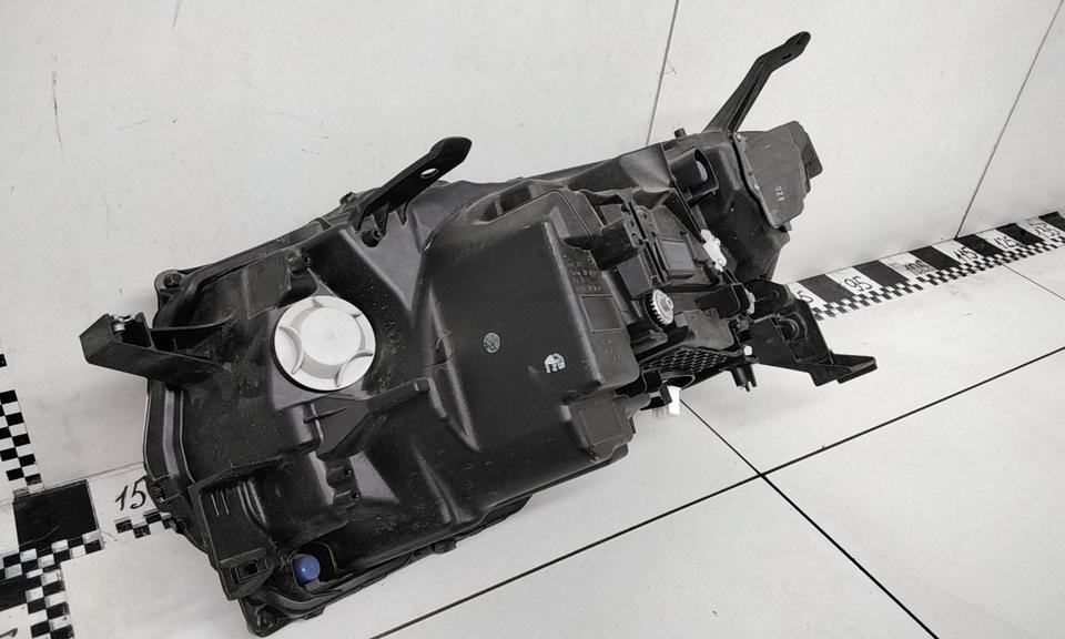 Фара передняя правая Toyota Land Cruiser 300 LED