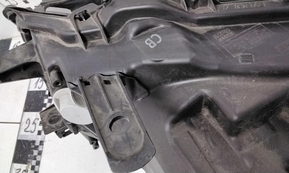 Фара передняя правая Toyota Land Cruiser 300 LED