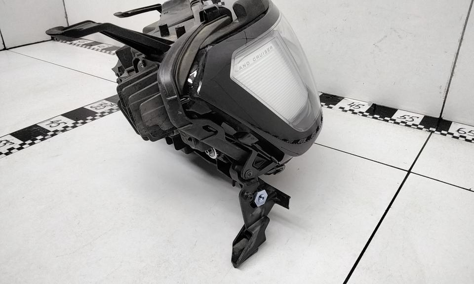 Фара передняя правая Toyota Land Cruiser 300 LED