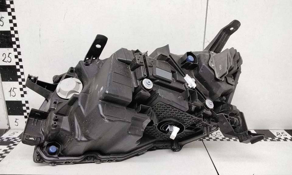 Фара передняя правая Toyota Land Cruiser 300 LED