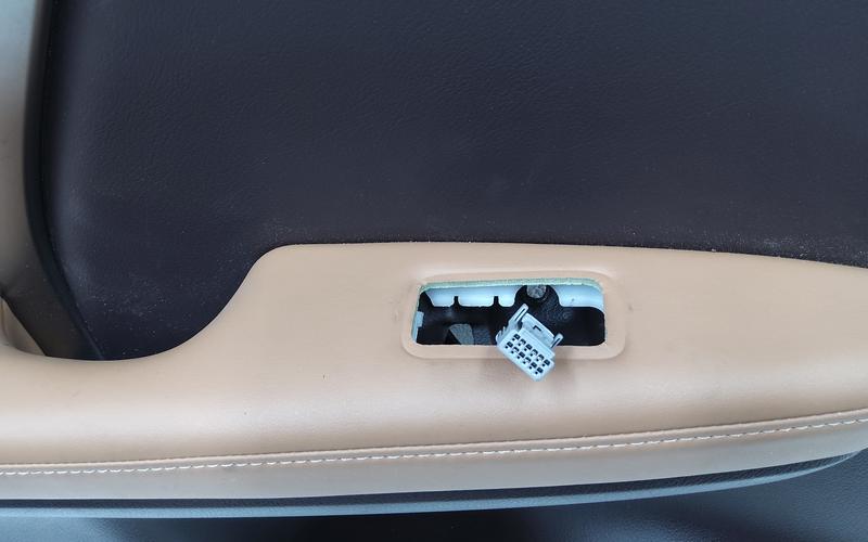 Обшивка двери задней левой Lexus RX 4 коричневая