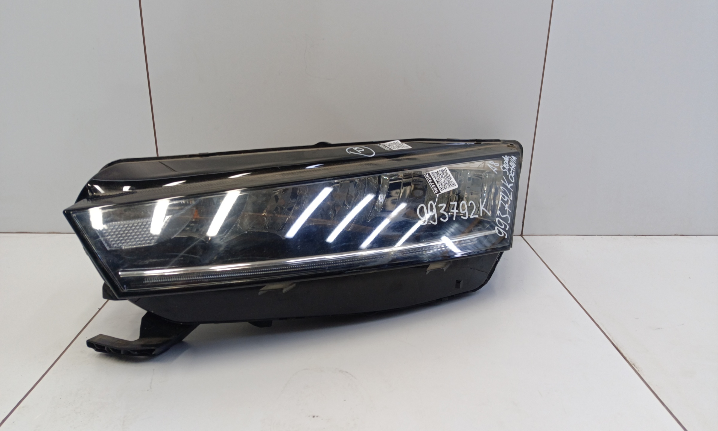 Фара передняя левая Skoda Octavia A8 LED