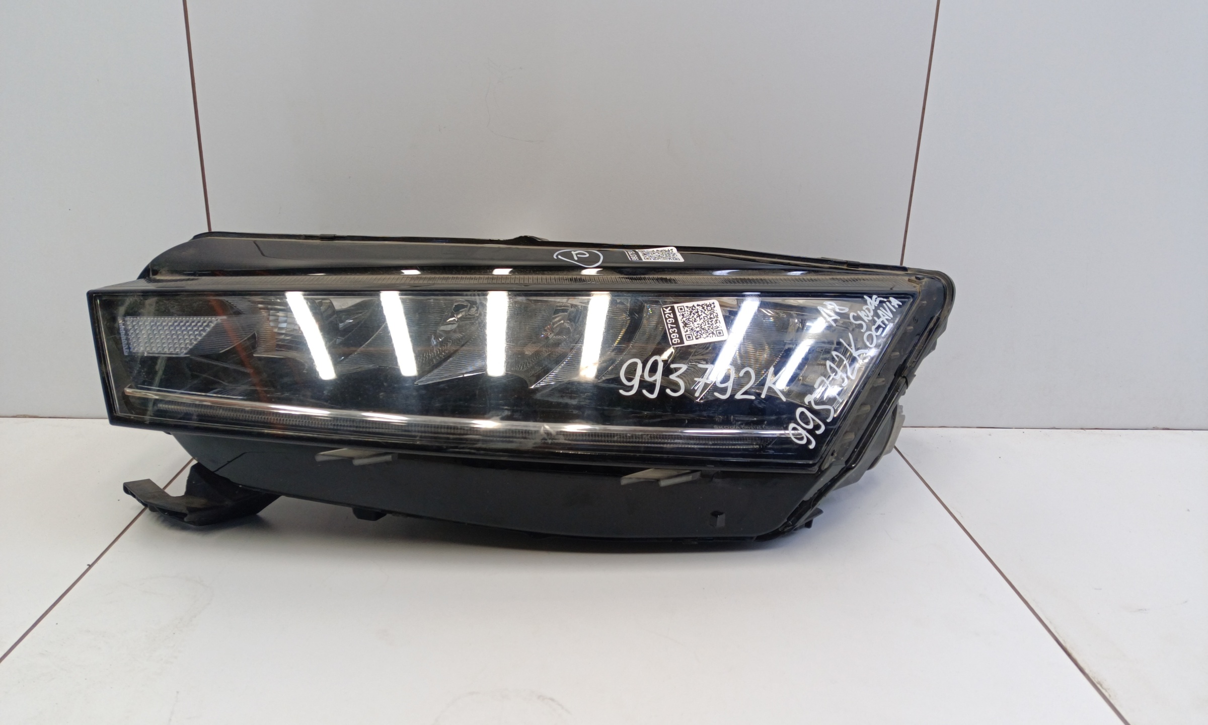 Фара передняя левая Skoda Octavia A8 LED