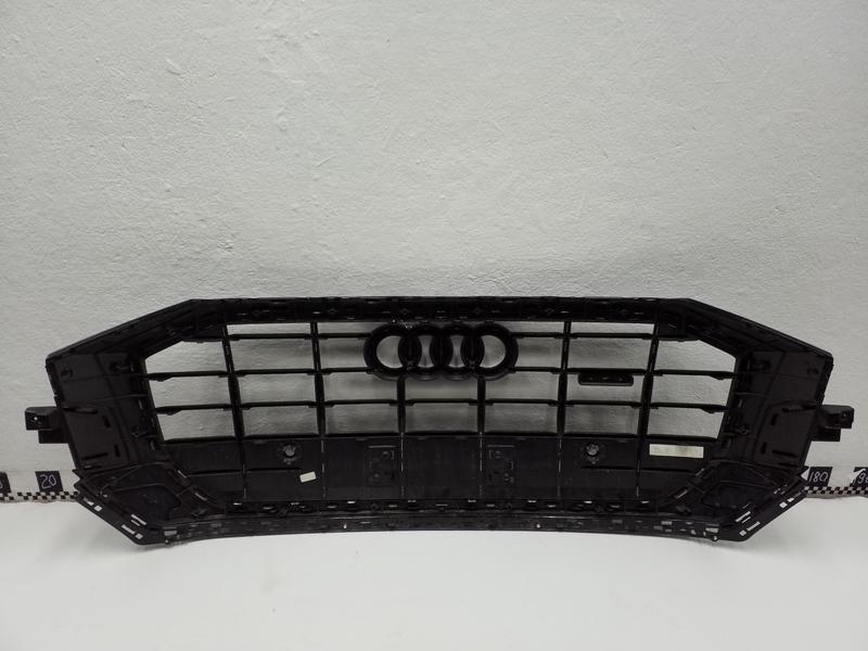 Решётка радиатора с хромированным молдингом Audi Q8