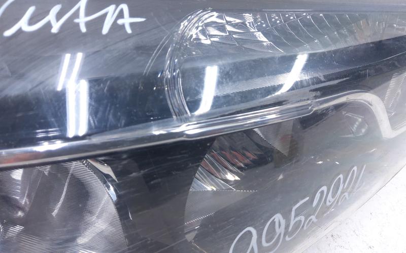 Фара передняя правая Lada Vesta 1