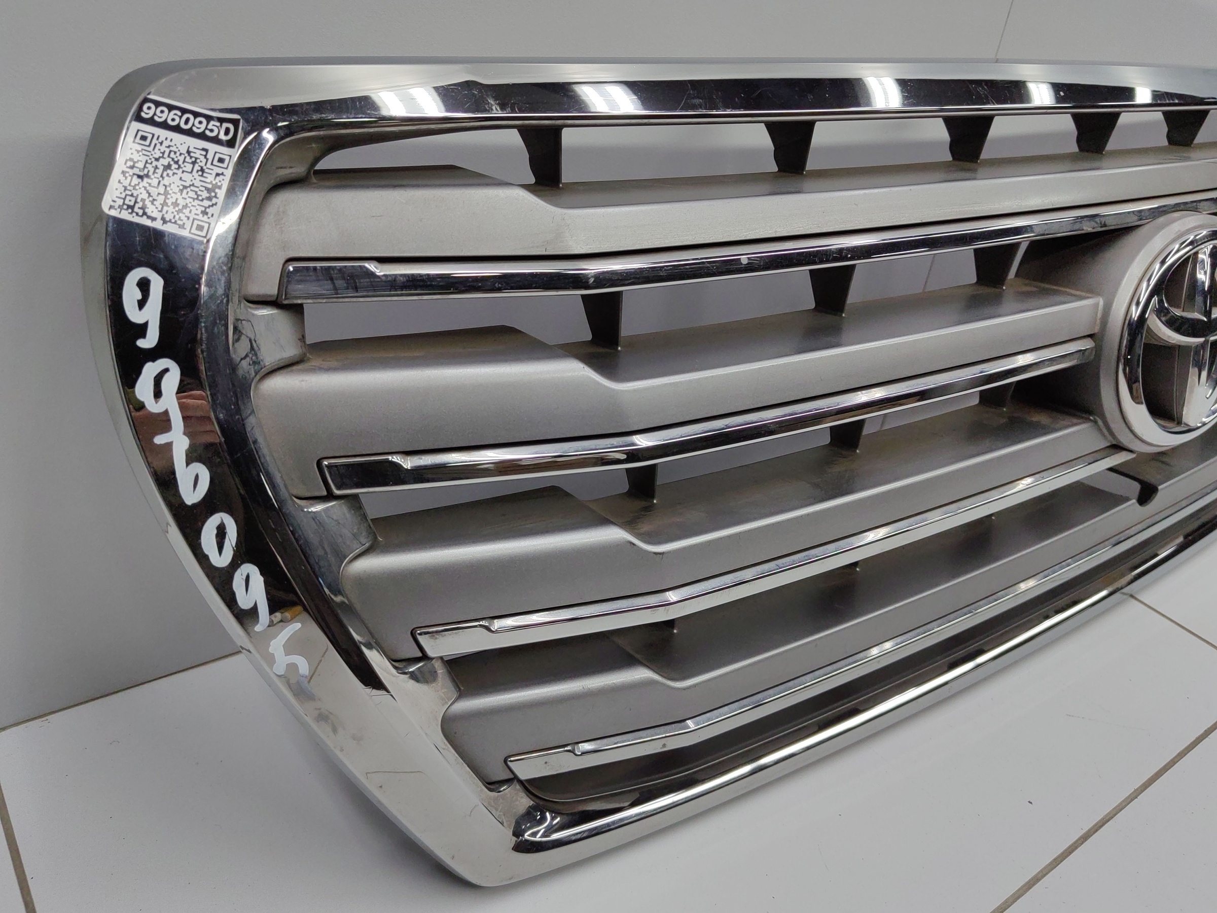 Решетка радиатора Toyota Land Cruiser 200 Restail