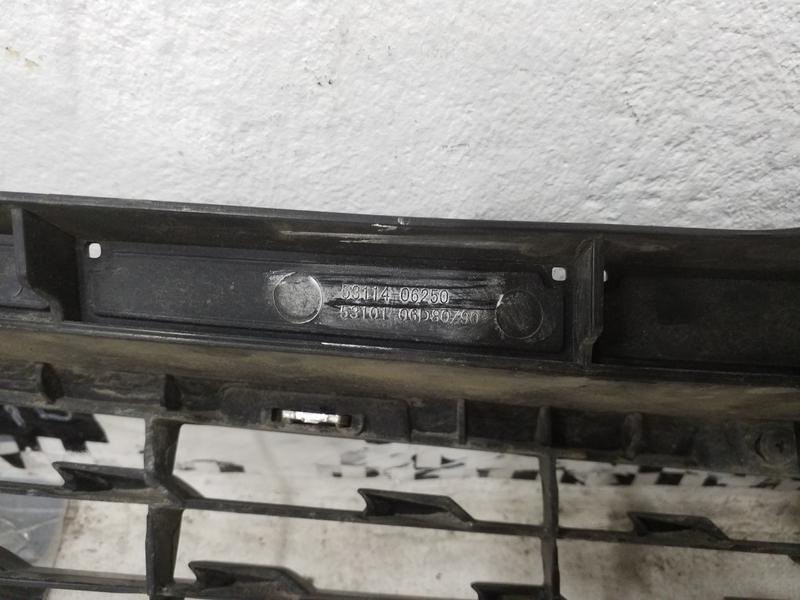 Решетка радиатора Toyota Camry V55 Restail