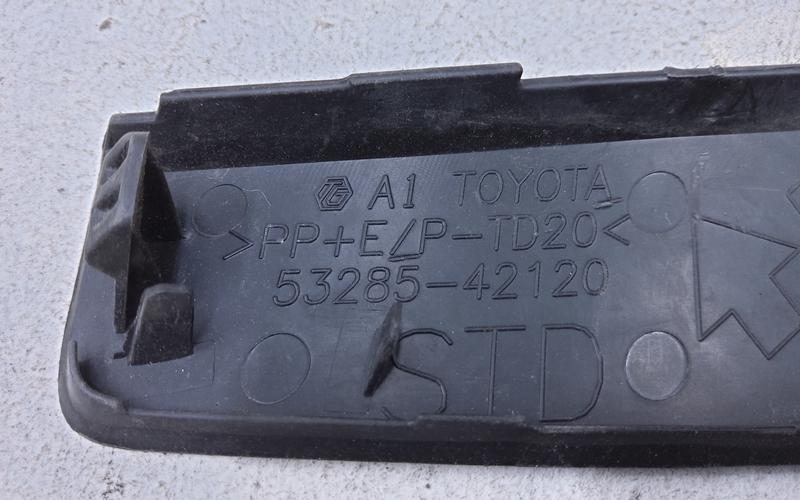 Заглушка буксировочного крюка переднего бампера правая Toyota RAV4 XA50