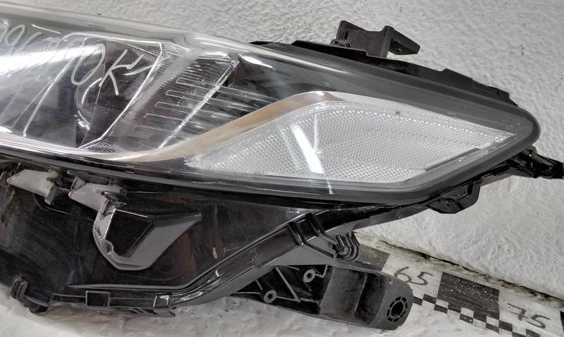 Фара передняя левая Toyota Camry V70 LED