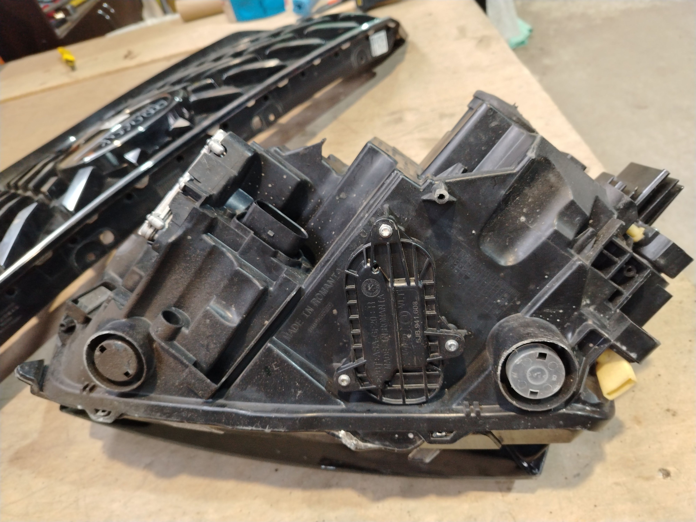 Фара передняя правая Skoda Rapid 2 линза LED