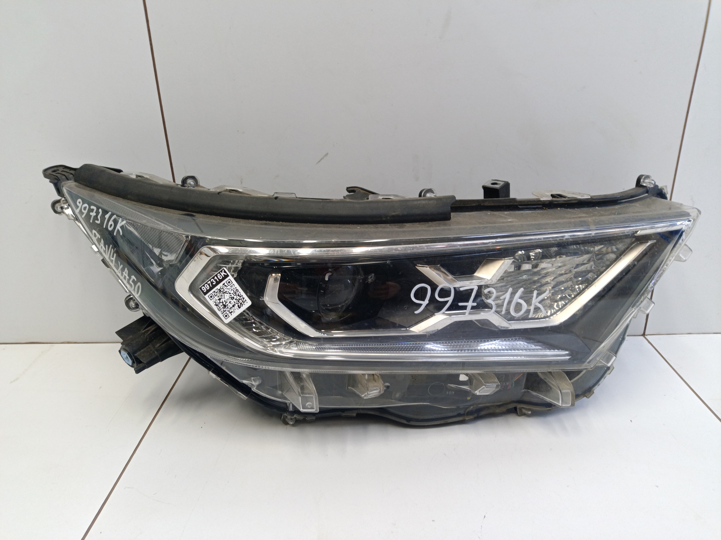 Фара передняя правая Toyota Rav4 XA50 линза LED
