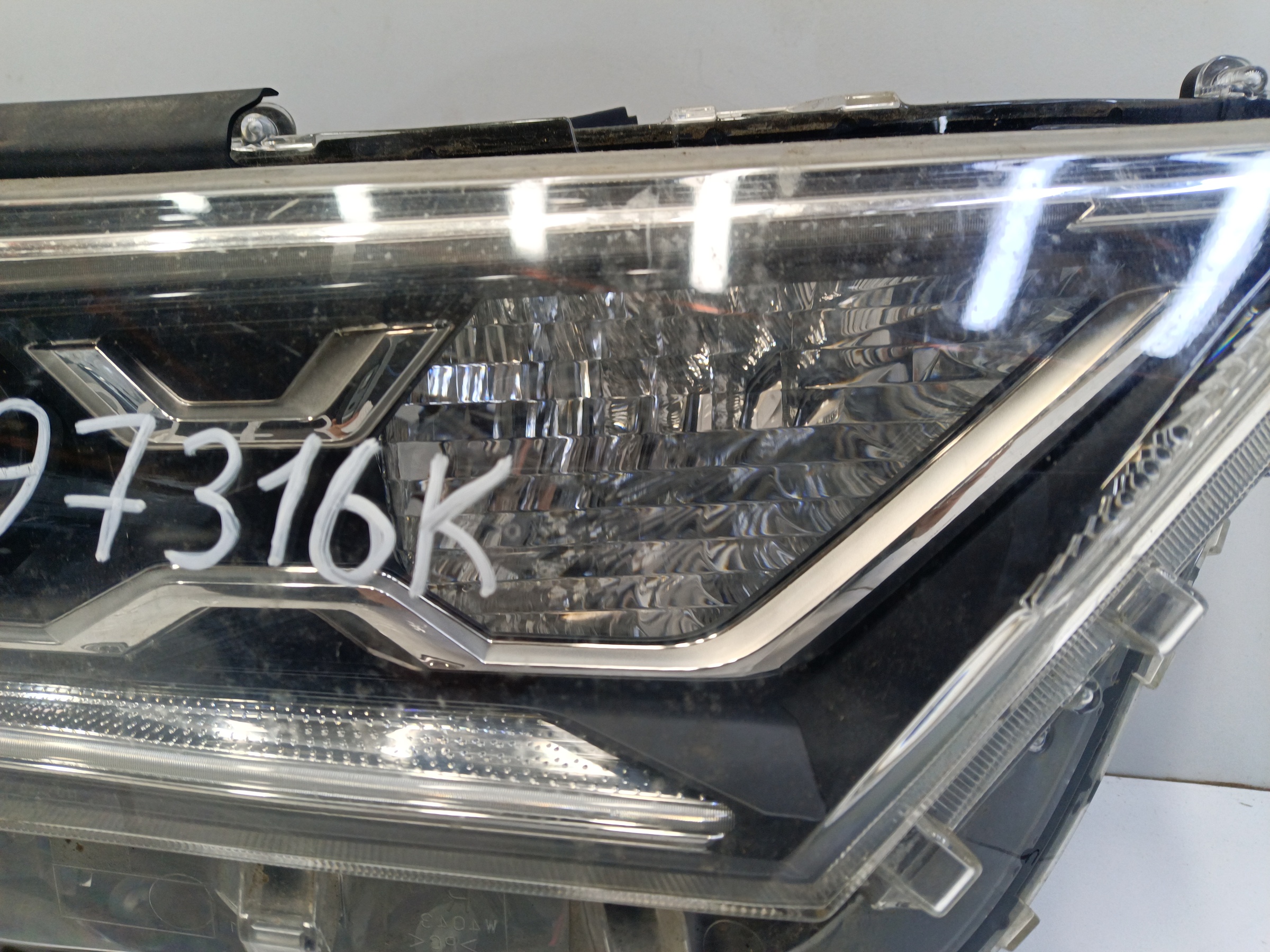 Фара передняя правая Toyota Rav4 XA50 линза LED