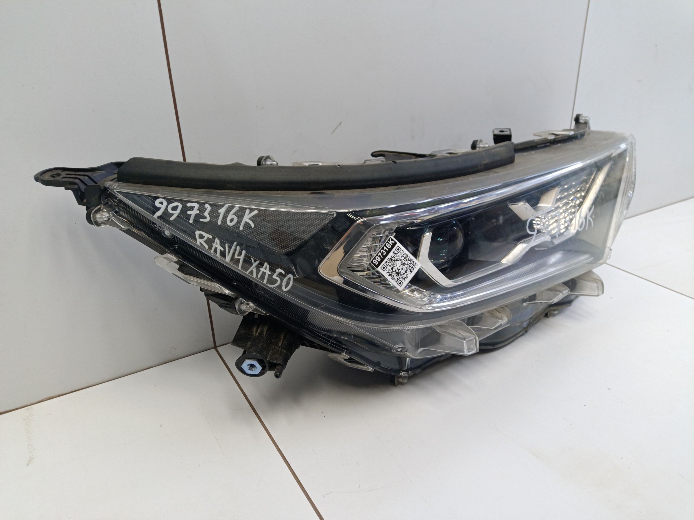 Фара передняя правая Toyota Rav4 XA50 линза LED