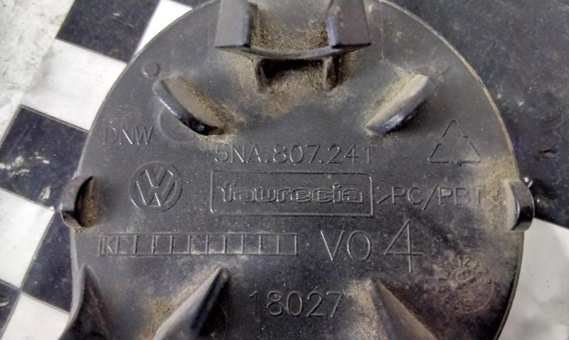 Заглушка буксировочного крюка переднего бампера Volkswagen Tiguan 2