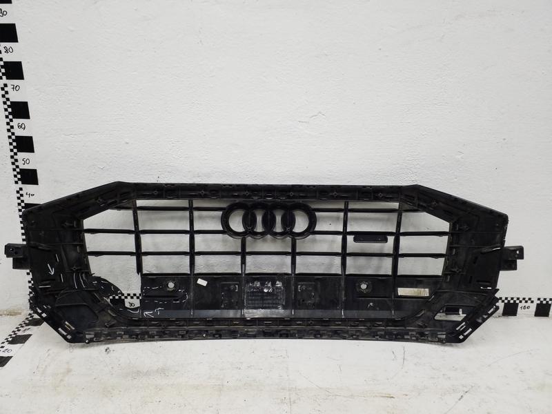 Решётка радиатора с хромированным молдингом Audi Q8