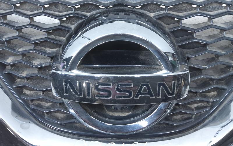 Решетка радиатора Nissan Qashqai 2 под камеру