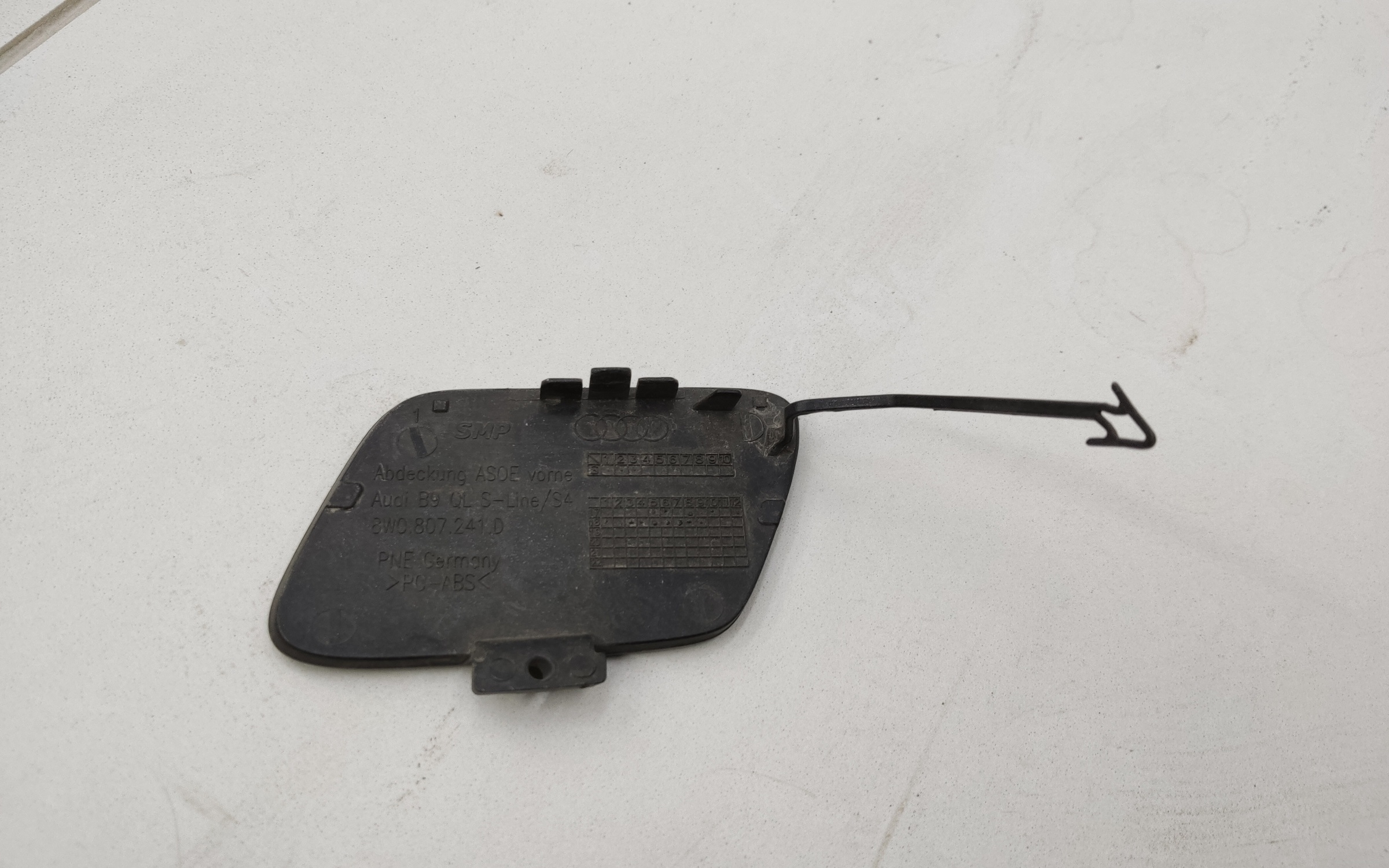 Заглушка буксировочного крюка переднего бампера Audi A4 B9