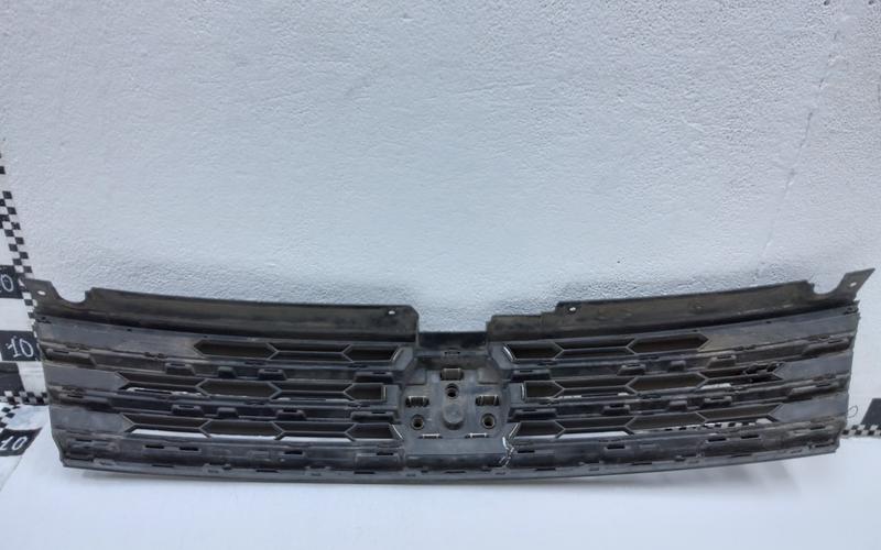Решётка радиатора Volkswagen Touareg 2 Restail R-Line