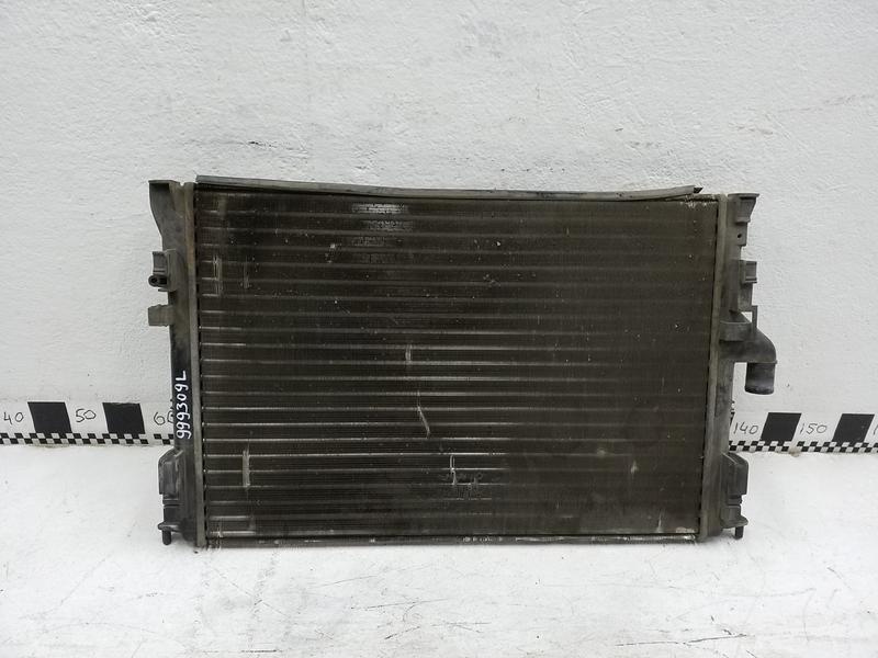Радиатор охлаждения двигателя Renault Logan 1